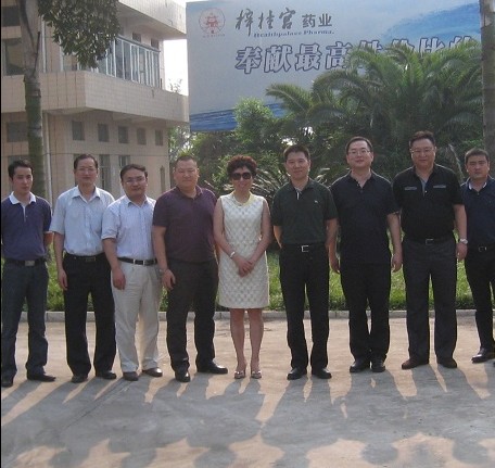 省招商局劉副局長親臨梓橦宮藥業(yè)視察工作.jpg 省招商局劉副局長親臨梓橦宮藥業(yè)視察工作.jpg