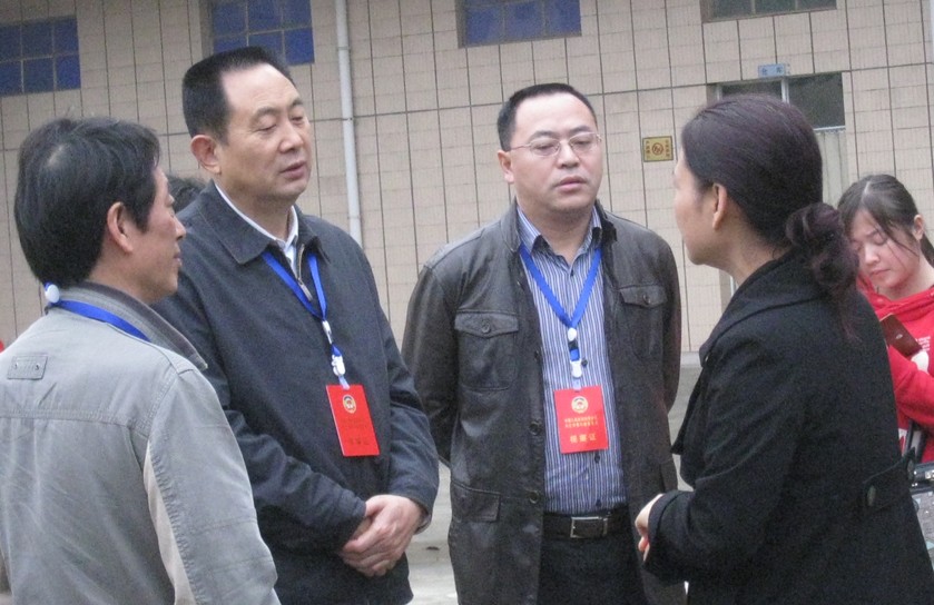 內(nèi)江市政協(xié)副主席黃忠蒞臨我公司視察.jpg 內(nèi)江市政協(xié)副主席黃忠蒞臨我公司視察.jpg